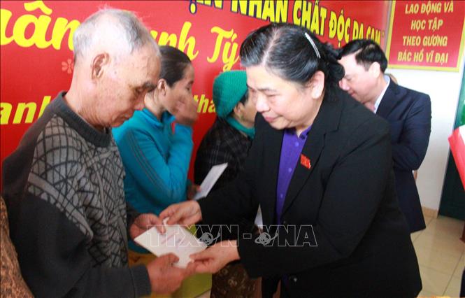 ທ່ານນາງຮອງປະທານຜູ້ປະຈຳການສະພາແຫ່ງຊາດ ຕ່ອງທິຟ໊ອງ ຢ້ຽມຢາມ ແລະມອບຂອງຂວັນໃຫ້ຄອບຄົວເປົ້າໝາຍນະໂຍບາຍ