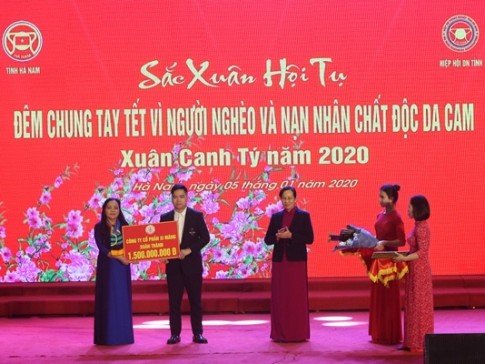 ຈຳນວນເງິນເກືອບ 18 ຕື້ດົ່ງທີ່ສະໜັບສະໜູນຜູ້ທຸກຍາກແລະຜູ້ປະສົບເຄາະຮ້າຍຈາກທາດພິດສີສົ້ມ