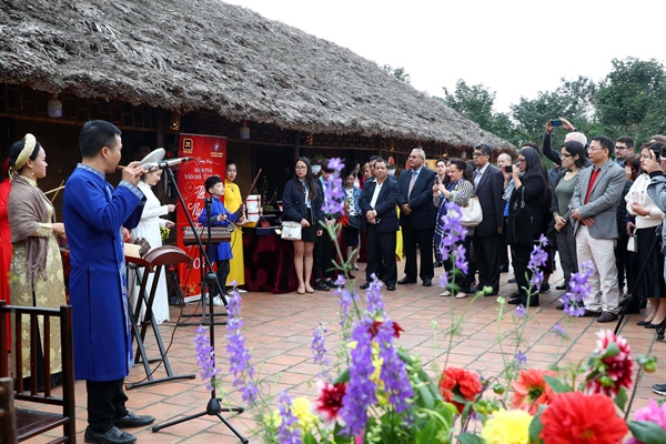 ຄະນະທູຕານຸທູດເຂົ້າຮ່ວມການຊອກຮູ້ກ່ຽວກັບວັນບຸນເຕັດປີຊວດ 2020