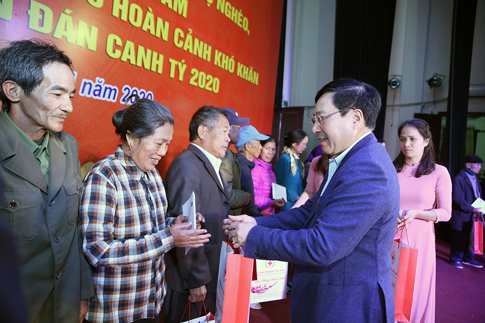 ການເຄື່ອນໄຫວຢ້ຽມຢາມ, ມອບຂອງຂວັນບຸນເຕັດໃຫ້ບັນດາຄອບຄົວນະໂຍບາຍ, ຄອບຄົວທຸກຍາກ, ເດັກນ້ອຍປະສົບກັບຄວາມຫຍຸ້ງຍາກ