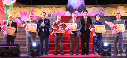 ລາຍການຖ່າຍທອດສົດທາງໂທລະພາບອວຍພອນບຸນເຕັດນັກຮົບແລະປະຊາຊົນເມືອງເກາະເຈື່ອງຊາ