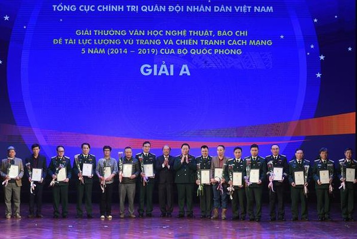 ມອບລາງວັນ 5 ປີວັນນະຄະດີສິລະປະ,ສື່ມວນຊົນດ້ວຍຫົວເລື່ອງກຳລັງປະກອບອາວຸດແລະສົງຄາມປະຕິວັດ