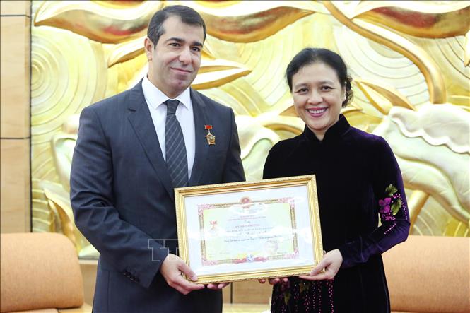 ມອບຫຼຽນກາທີ່ລະນຶກ “ເພື່ອສັນຕິພາບ, ມິດຕະພາບລະຫວ່າງບັນດາຊາດ” ໃຫ້ເອກອັກຄະລັດຖະທູດ ອາແຊກໄບຢານ ປະຈຳ ຫວຽດນາມ