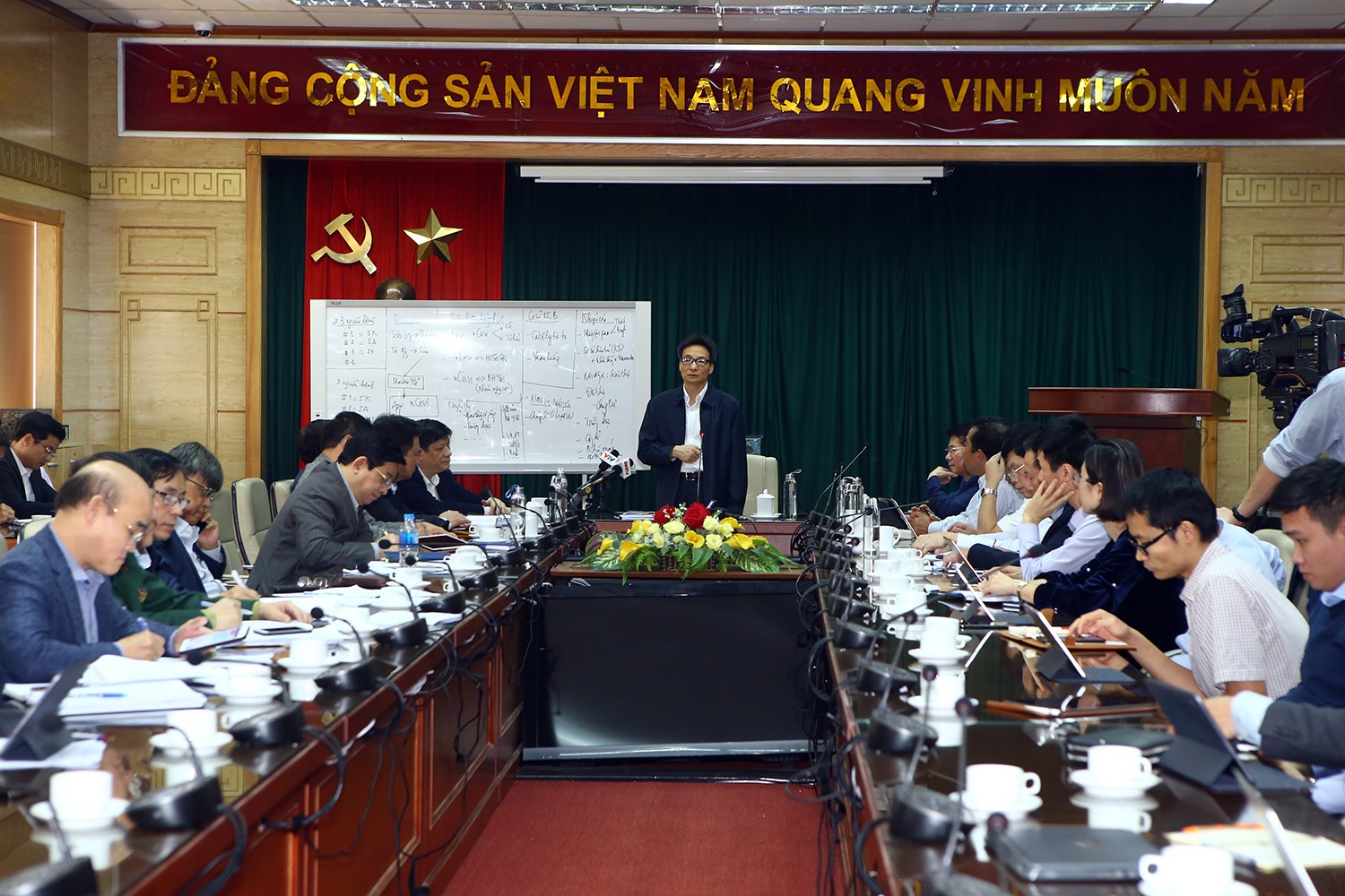 ທ່ານຮອງນາຍົກລັດຖະມົນຕີ ຫວູດຶກດາມ ກວດກາສູນຄຸ້ມຄອງ, ບໍລິຫານໜູນຊ່ວຍການປິ່ວປົວ Covid-19 ຜ່ານເຄືອຂ່າຍອີນເຕີແນັດ