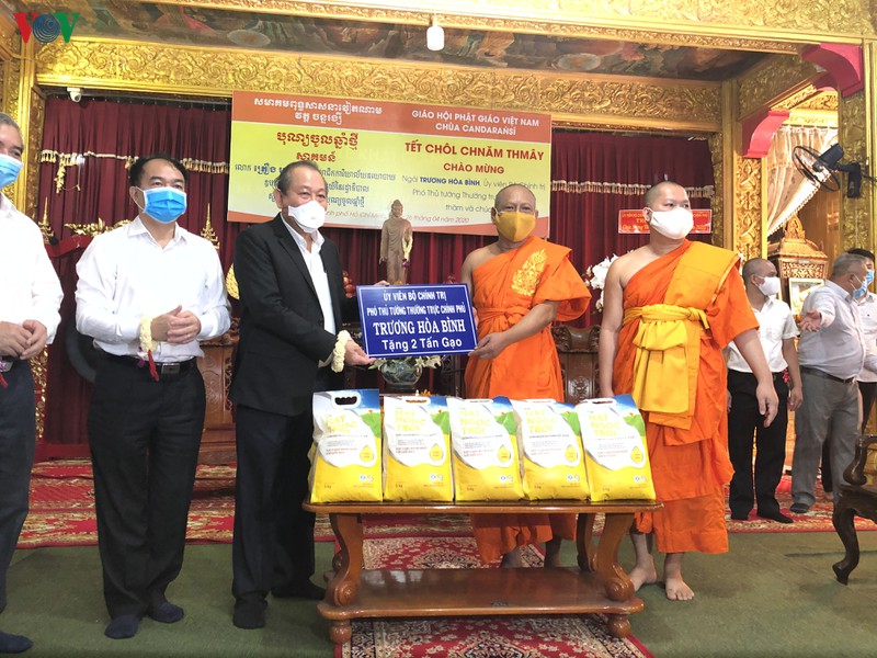 ຮອງນາຍົກລັດຖະມົນຕີເຈືອງຮ່ວາບິງອວຍພອນປີໃໝ່ພໍ່ແມ່ປະຊາຊົນຊາວເຜົ່າຂະແມພາກໃຕ້ຫວຽດນາມ ຢູ່ວັດ Cadaransi