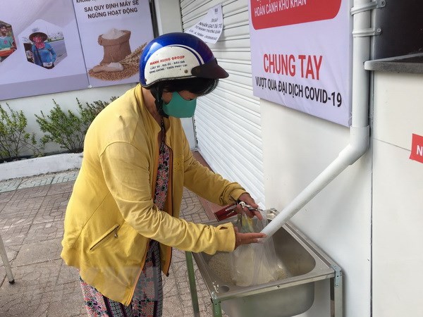 ສະຫະສະມາຄົມບັນດາອົງການມິດຕະພາບນະຄອນໂຮ່ຈີມິນ ບໍລິຈາກເຂົ້າໜູນຊ່ວຍຜູ້ປະສົບກັບຄວາມຫຍຸ້ງຍາກຍ້ອນໂລກລະບາດໂຄວິດ-19