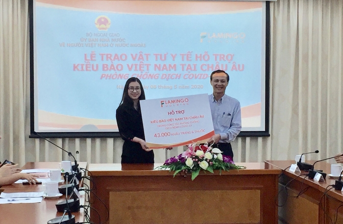 ພິທີຮັບເຄື່ອງອຸປະກອນການແພດໜູນຊ່ວຍພໍ່ແມ່ປະຊາຊົນຊາວຫວຽດນາມ ຢູ່ເອີລົບ ປ້ອງກັນ, ຕ້ານໂລກລະບາດໂຄວິດ-19