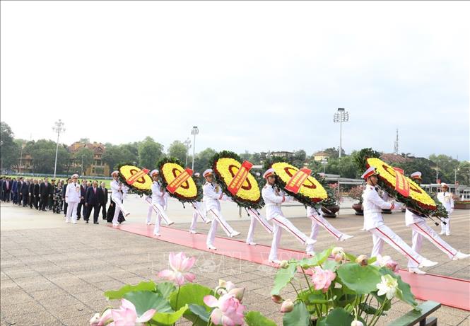 ການນຳພັກ, ລັດເຂົ້າວາງພວງມາລາຢູ່ສຸສານປະທານໂຮ່ຈີມິນ