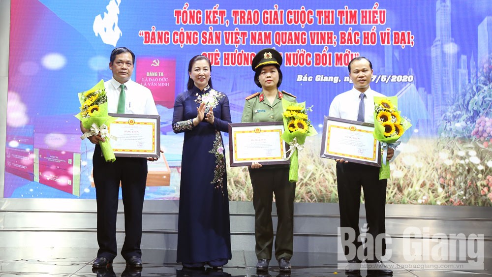 ບັນດາການເຄື່ອນໄຫວສະເຫຼີມສະຫຼອງແຫ່ງວັນຄ້າຍວັນເກີດປະທານໂຮ່ຈີມິນ ຖືກດຳເນີນໄປຢ່າງຟົດຟື້ນ