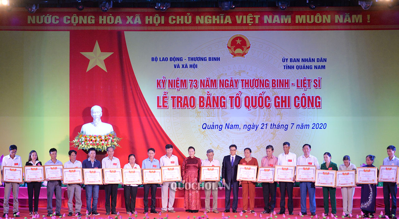 ທ່ານນາງປະທານສະພາແຫ່ງຊາດຫງວຽນທິກິມເງິນເຂົ້າຮ່ວມພີທີມອບໃບຈາລຶກຄຸນງາມຄວາມດີ