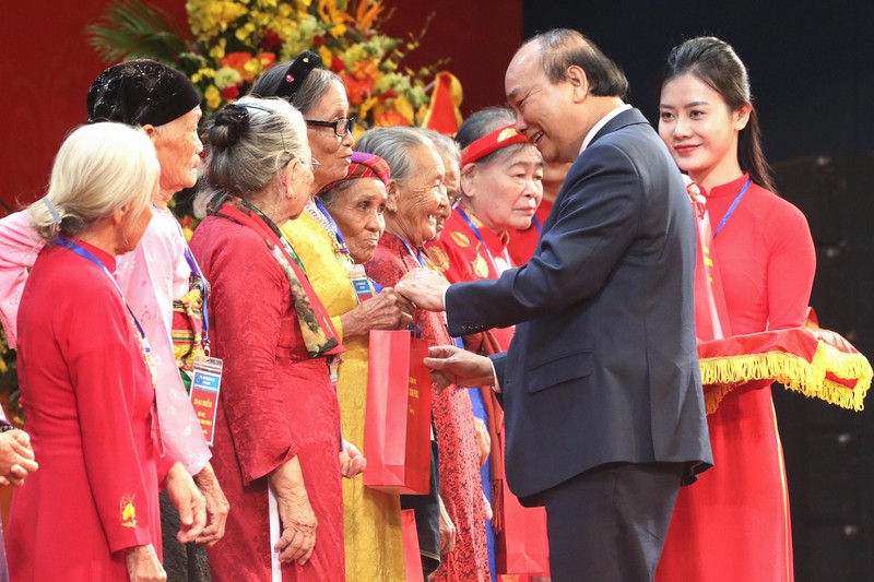 ທ່ານນາຍົກລັດຖະມົນຕີຫງວຽນຊວັນຟຸກ ເຂົ້າຮ່ວມພິທີພົບປະກັບແມ່ຫວຽດນາມວິລະຊົນທົ່ວປະເທດ