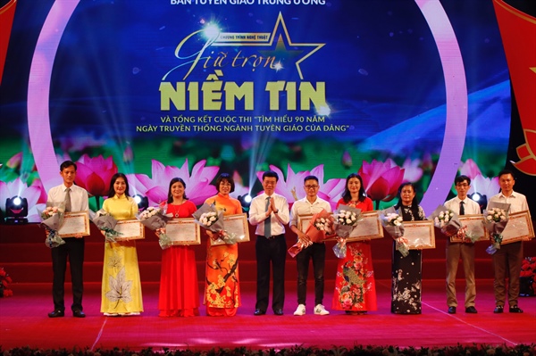 ລາຍການສະແດງສິລະປະ “ຮັກສາຄວາມໄວ້ເນື້ອເຊື່ອໃຈ”ແລະສະຫຼຸບການເສັງ “ຊອກຮູ້ 90 ປີແຫ່ງວັນມູນເຊື້ອຂະແໜງໂຄສະນາສຶກສາຂອງພັກ”