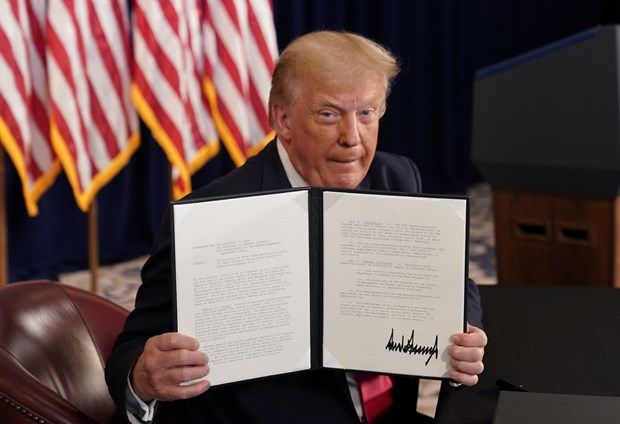 ປະ​ທາ​ນາ​ທິ​ບໍ​ດີ​ອາ​ເມ​ລິ​ກາ Donal Trump ເຊັ່ນ​ລັດ​ຖະ​ດຳ​ລັດ​ເປີດກວ້າງ​ບ້ວງ​ເງິນ​ໜູນ​ຊ່ວຍ​ສະ​ພາບ​ວ່າງ​ງານ