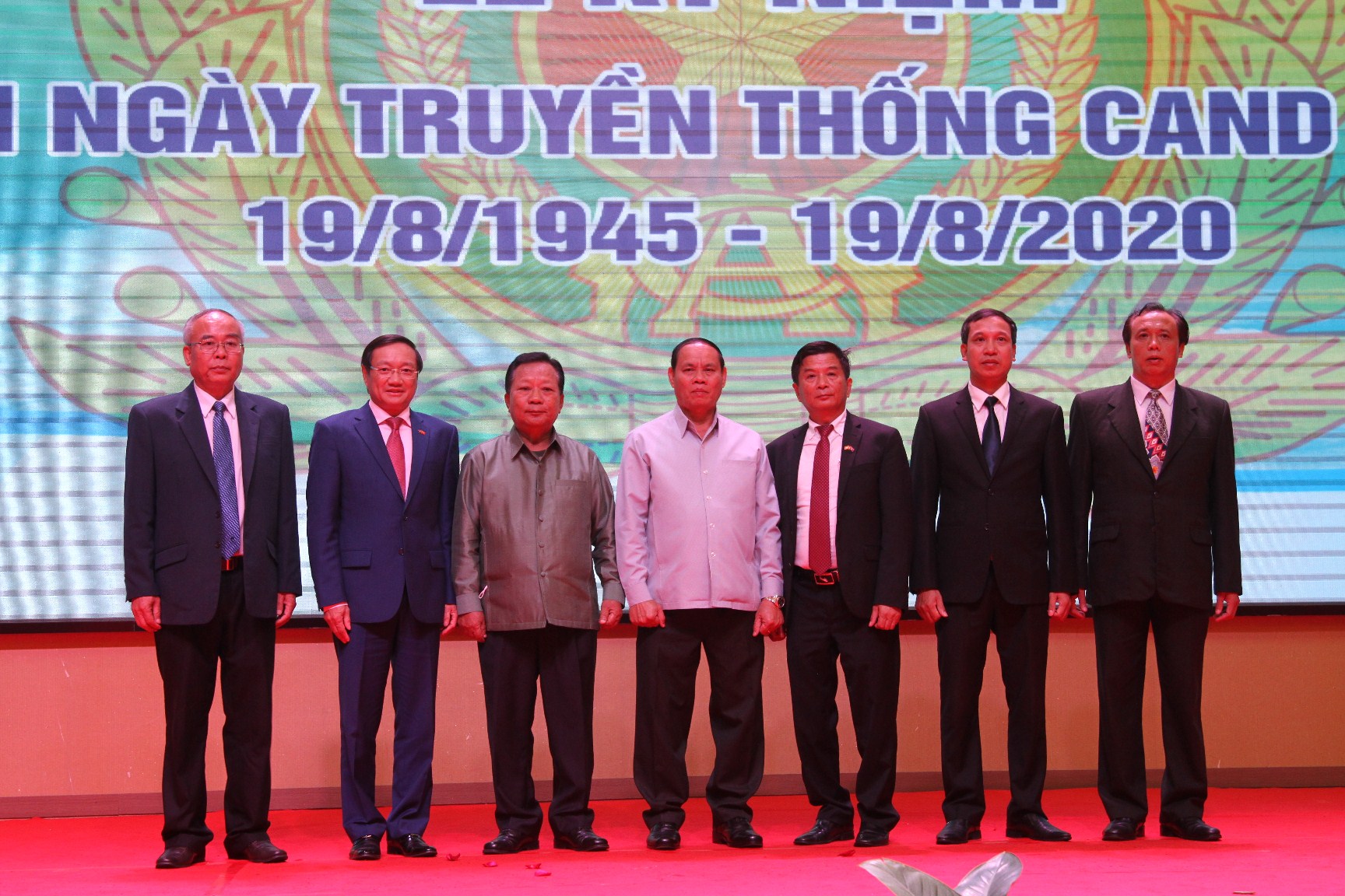 ສະເຫຼີມສະຫຼອງ 75 ປີແຫ່ງວັນມູນເຊື້ອກຳລັງຕຳຫຼວດປະຊາຊົນຫວຽດນາມ ຢູ່ລາວ