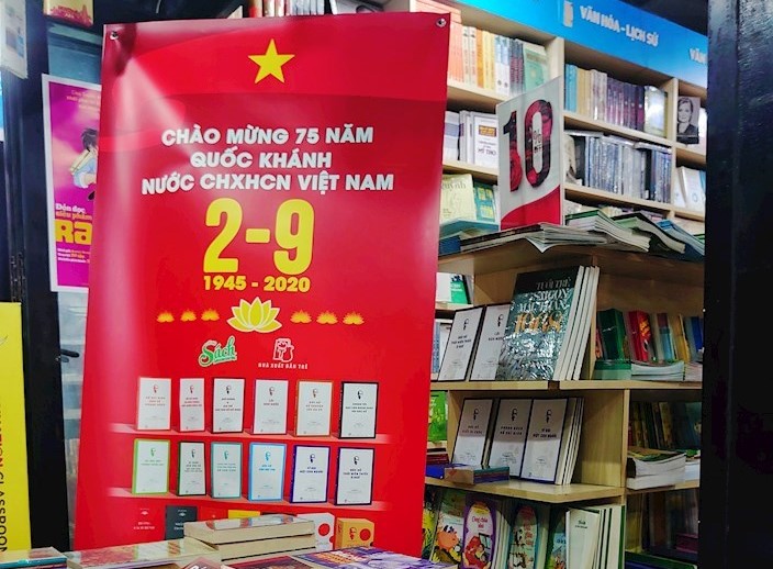 ງານວາງສະແດງປື້ມ “ສະເຫຼີມສະຫຼອງ 75 ປີແຫ່ງວັນສະຖາປະນາປະເທດສາທາລະນະລັດສັງຄົມນິຍົມຫວຽດນາມ”