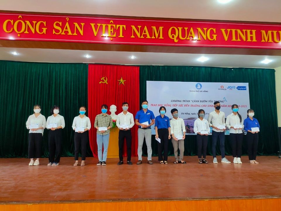 ດ່ານັ້ງ ມອບທຶນການສຶກສາໃຫ້ແກ່ນັກສຶກສາຜູ້ທຸກຍາກ
