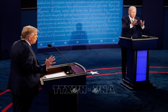 ທ່ານ Donald Trump ແລະ ທ່ານ Joe Biden ສູ້ຢັນກັນໃນການໂຕ້ວາທີຄັ້ງທຳອິດ