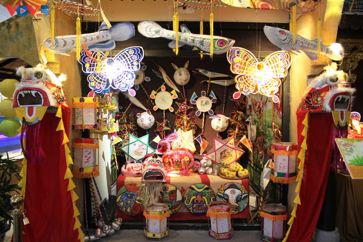 ວັນບຸນໄຫວ້ພະຈັນຢູ່ຮ່າໂນ້ຍ ເຕັມໄປດ້ວຍສີສັນຫຼາກຫຼາຍ