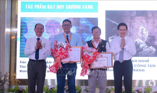 ມອບລາງວັນງານມະໂຫລານພາບຖ່າຍສີລະປະເຂດທົ່ງພຽງແມ່ນ້ຳຂອງທາງພາກໃຕ້ຫວຽດນາມ