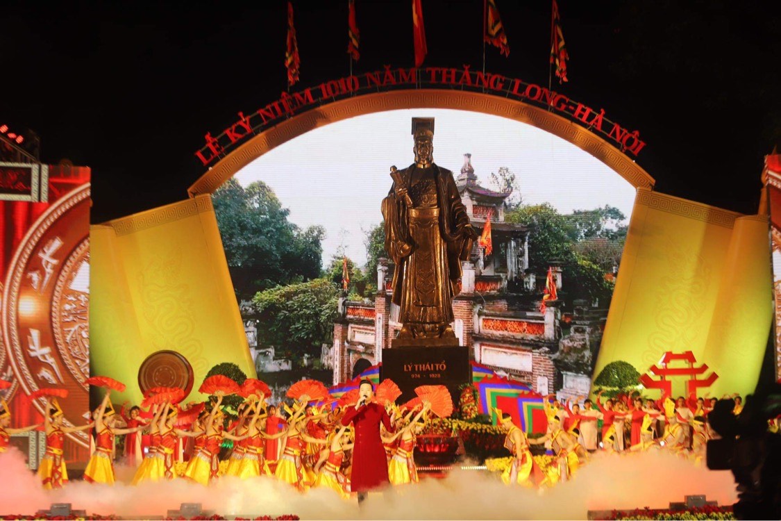 ພິ​ທີ​ສະ​ເຫຼີມ​ສະ​ຫຼອງ 100 ປີ​ແຫ່ງວັນ​ທັງ​ລອງ-ຮ່າ​ໂນ້ຍ