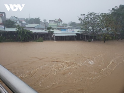 ຝົນ​ຕົກ,ນ້ຳ​ຖ້ວມກໍ່​ຄວາມ​ເສຍ​ຫາຍ​ຢ່າງ​ໜັກ​ໜ່ວງ​ຢູ່​ບັນ​ດາ​ແຂວງ​ທາງ​ພາກ​ກາງ, ເຂດ​ໄຕ​ງວຽນ