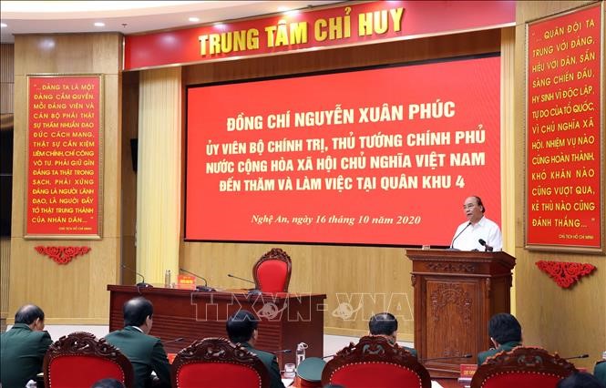 ທ່ານນາຍົກລັດຖະມົນຕີ ຫງວຽນຊວັນຟຸກ ເຮັດວຽກກັບກອງບັນຊາການທະຫານເຂດ 4