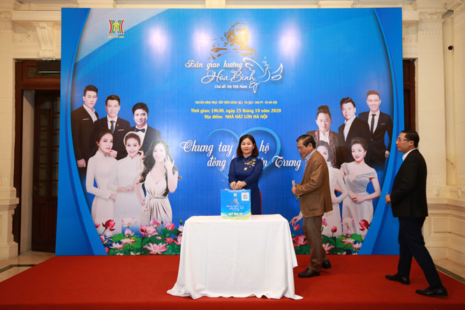 ບັນດາລາຍການສະແດງສິລະປະມຸ່ງໄປສູ່ພາກກາງ