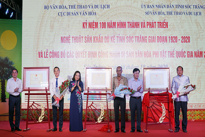 ຊອ໊ກຈັງ: ສະເຫຼີມສະຫຼອງ 100 ປີແຫ່ງເວທີການສະແດງ ຢູ່ເຄ