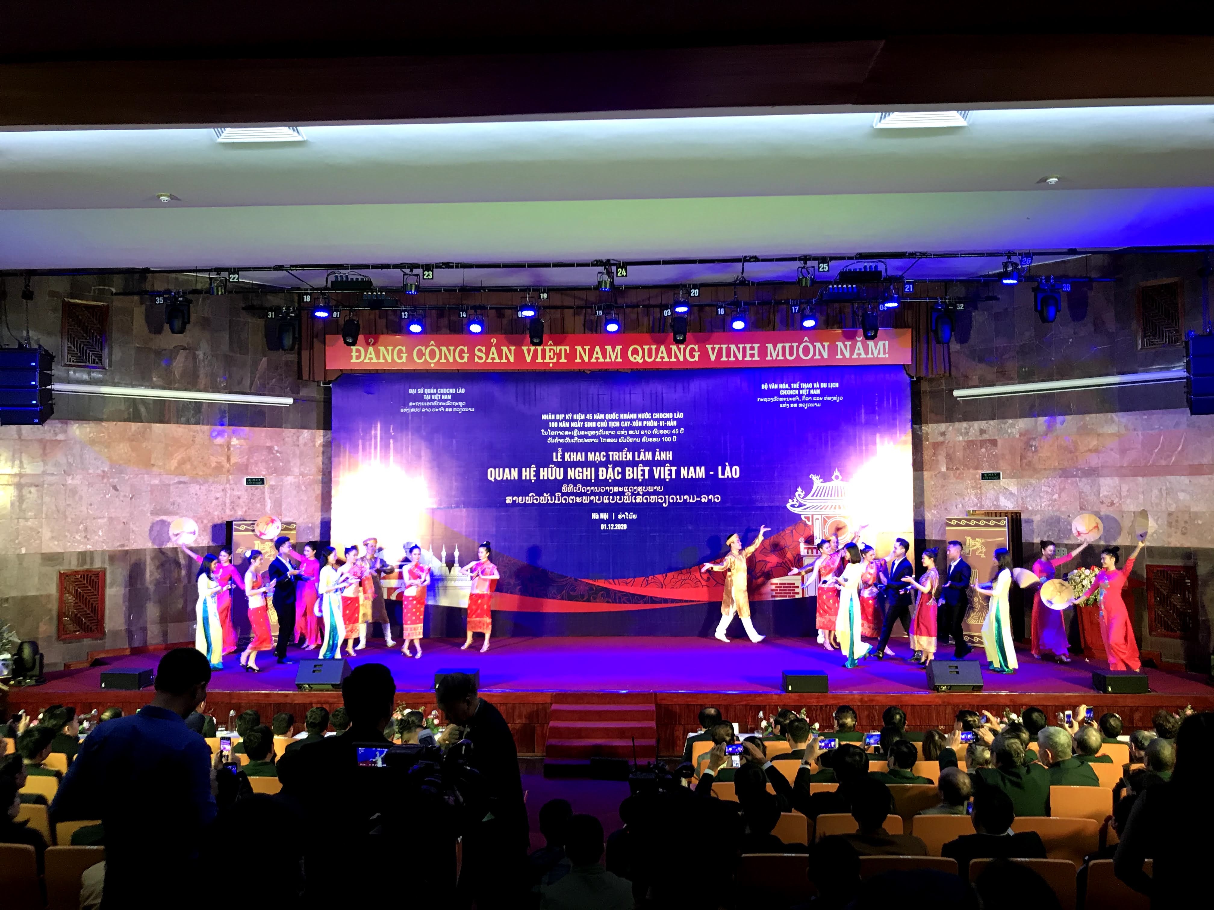 ງານວາງສະແດງຮູບຖ່າຍ “ການພົວພັນມິດຕະພາບແບບພິເສດຫວຽດນາມ - ລາວ”