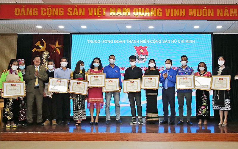 ສູນກາງຄະນະຊາວໜຸ່ມພົບປະສັງສັນກັບຊາວໜຸ່ມ, ເຍົາວະຊົນເຂົ້າຮ່ວມກອງປະຊຸມໃຫຍ່ຜູ້ແທນຊົນເຜົ່າສ່ວນໜ້ອຍ