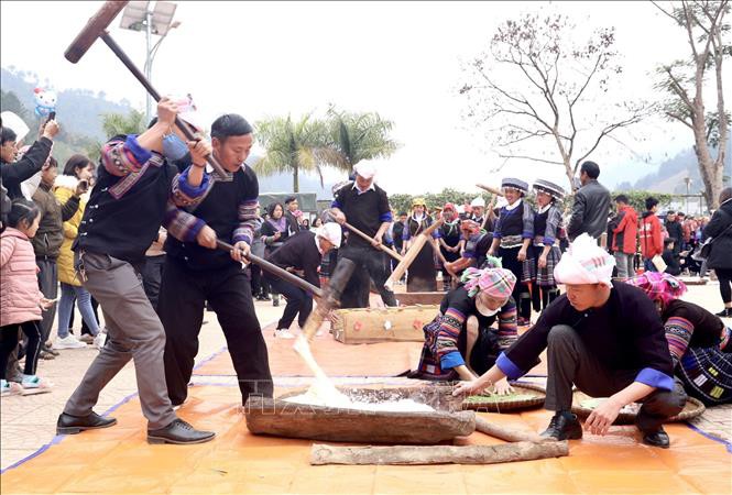 ແຂວງ ອຽນບ໊າຍ: ງານບຸນຕຳເຂົ້າໜົມໄຢ່ຢູ່ເມືອງພູສູງ ມູ່ກາງຈ໋າຍ