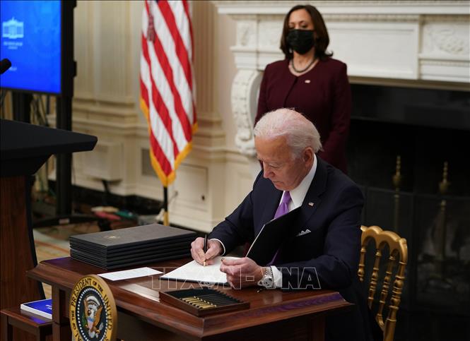 ປະ​ທາ​ນາ​ທິ​ບໍ​ດີ​ອາ​ເມ​ລິ​ກາ Biden ເຊັນ​ລັດ​ຖະ​ດຳ​ລັດ​ກູ້​ຊ່ວຍ​ເສດ​ຖະ​ກິດ 2 ສະ​ບັບ