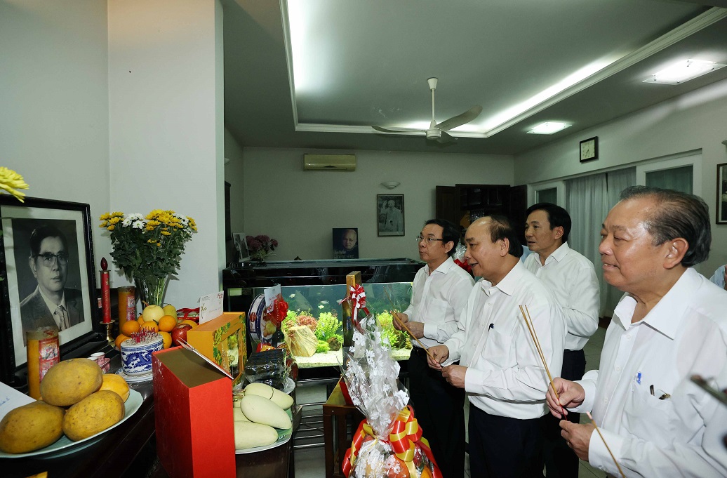 ນາຍົກລັດຖະມົນຕີຫງວຽນຊວັນຟຸກຖະຫວາຍທູບທຽນບູຊາອາໄລຫາບັນດາການນຳພັກ,ລັດ