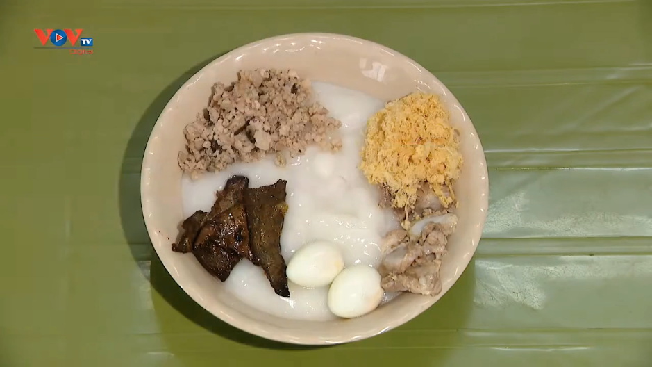 ເຂົ້າປຽກເຂົ້າໃສ່ກະດູກຂ້າງໝູ ຢູ່ ຄຸ້ມຖະໜົນເກົ່າ