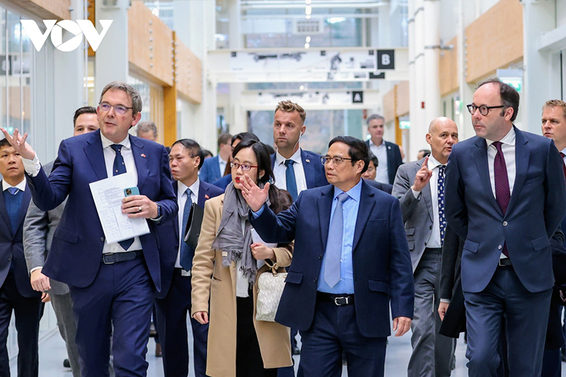 ທ່ານນາຍົກລັດຖະມົນຕີ ຟ້າມມິງຈິງ ຢ້ຽມຢາມສານກຳມະການ PCA, ພົບປະກັບຜູ້ວ່າການລັດ Amsterdam ແລະ ປະຊາຄົມຊາວ ຫວຽດນາມ ຢູ່ ໂຮນລັງ