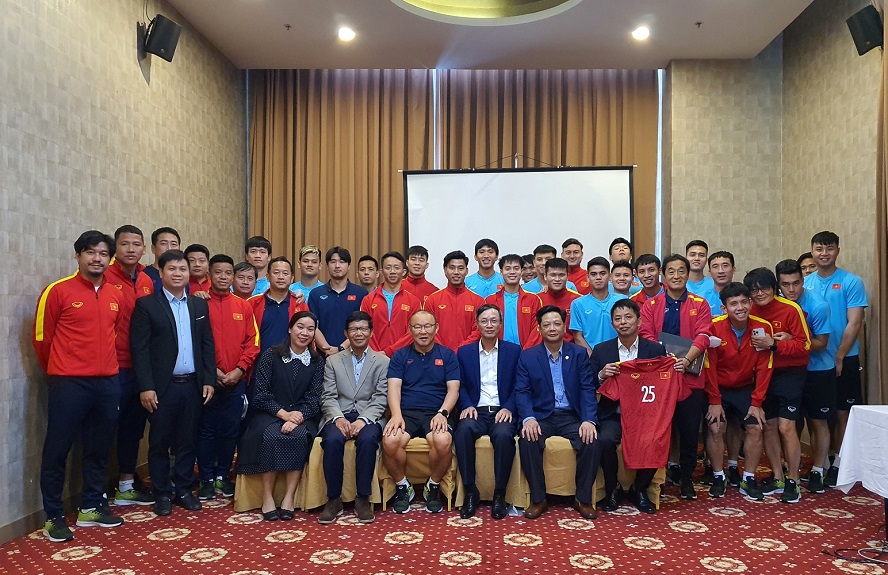 AFF Cup 2022: ການນຳສະຖານທູດ ຫວຽດນາມ ປະຈຳ ລາວ ລະດົມກຳລັງໃຈທິມບານເຕະ ຫວຽດນາມ
