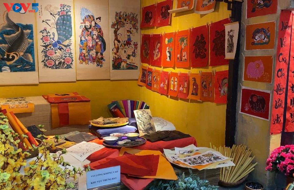 ຫວນຄືນບັນຍາກາດຕ້ອນຮັບບຸນເຕັດຢູ່ພະລາດຊະວັງ ທັງລອງ