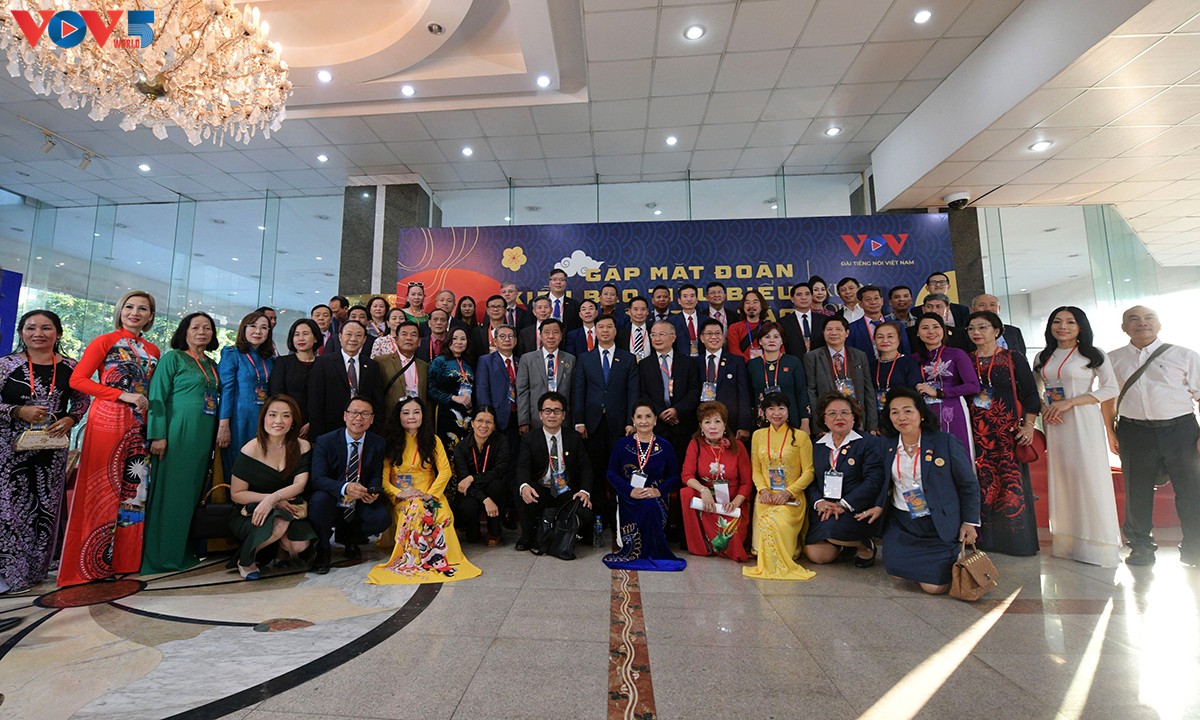 ພົບປະກັບພໍ່ແມ່ພີ່ນ້ອງຮ່ວມຊາດຢູ່ຕ່າງປະເທດໃນລາຍການ “ລະດູບານໃໝ່ແຫ່ງບ້ານເກີດເມືອງນອນ”