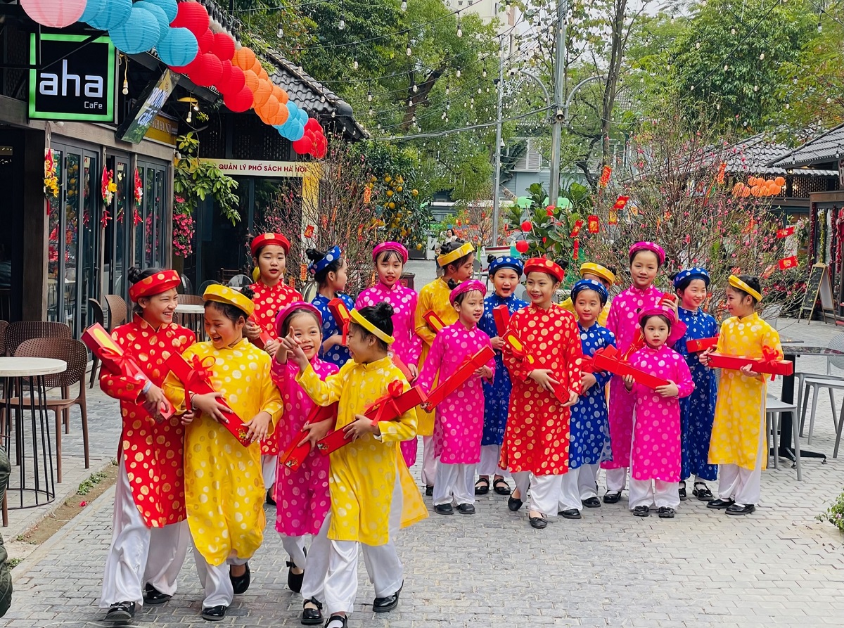 ຖະ​ໜົນ​ປື້ມລະ​ດູ​ບານ​ໃໝ່ ປີ​ແມວ 2023