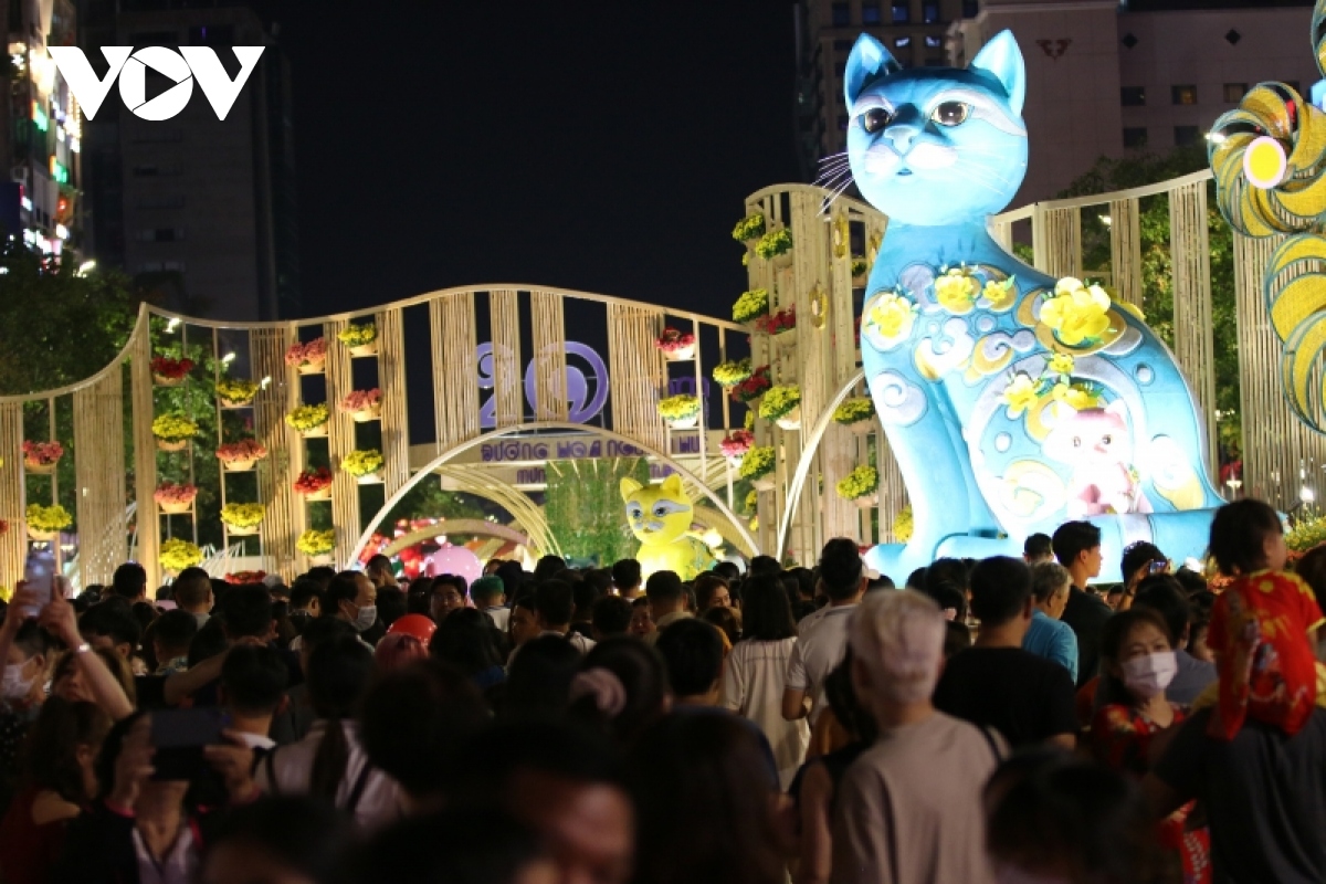 ທ້ອງຖິ່ນຕ່າງໆຕ້ອນຮັບແຂກທ່ອງທ່ຽວເປັນຈຳນວນຫຼວງຫຼາຍໃນໂອກາດບຸນເຕັດ