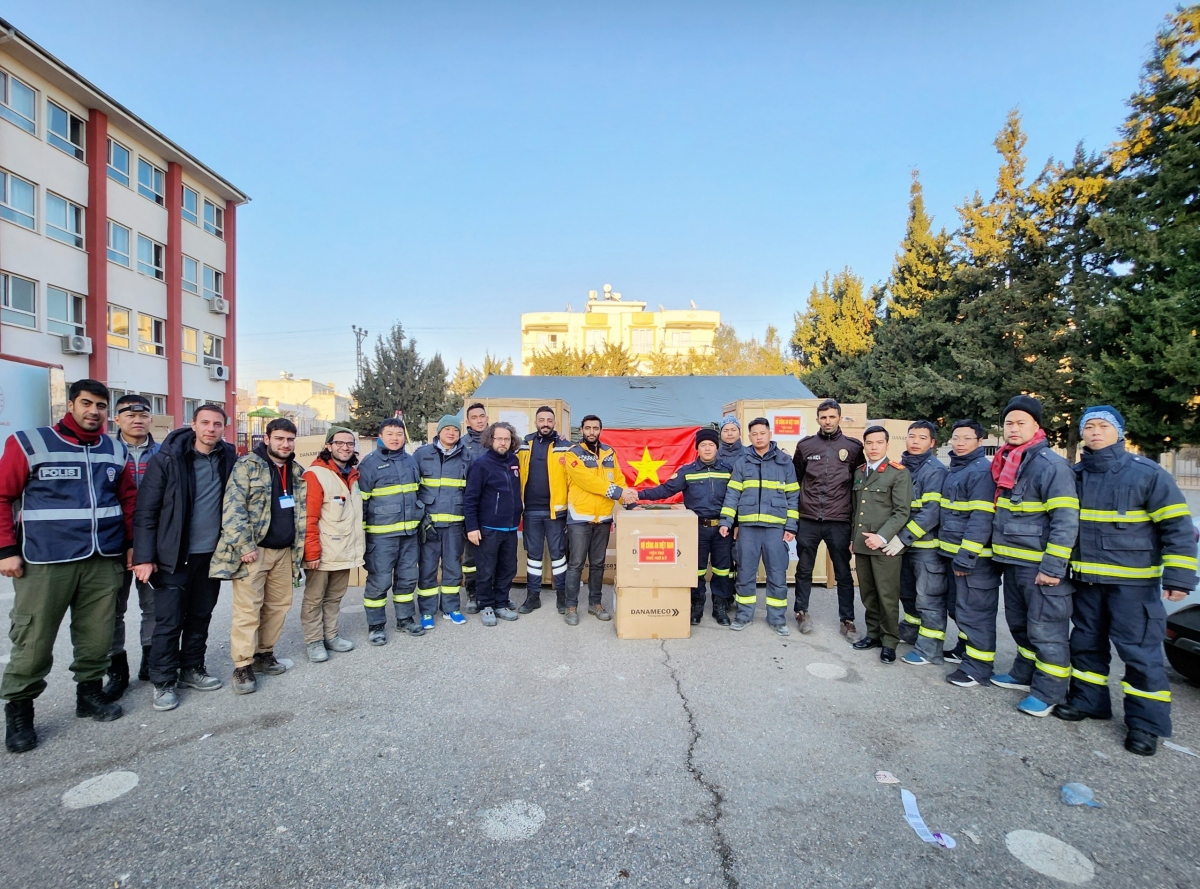 ຫວຽດ​ນາມ ມອບ​ເຄື່ອງ​ອຸ​ປະ​ກອນ​ການ​ແພດ 2 ໂຕນ​ໃຫ້​ແກ່ ຕວກ​ກີ