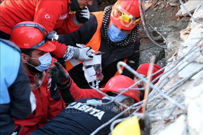 ປະ​ເທດ​ຕ່າງໆ​ຍູ້​ແຮງ​ການ​ເຄື່ອນ​ໄຫວ​ກູ້​ໄພ​ກູ້​ຊີບ​ຢູ່ ຕວກ​ກີ ແລະ ຊີ​ຣີ