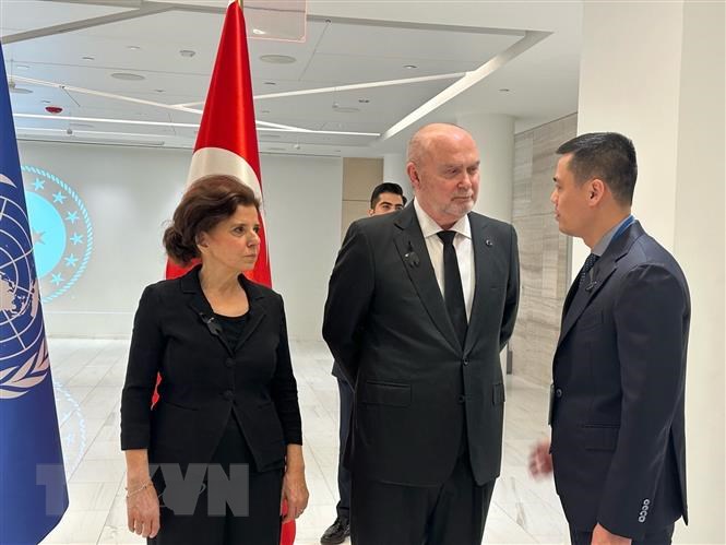 ເອກອັກຄະລັດຖະທູດ ດັ້ງຮ່ວາງຢາງ ເຂົ້າຮ່ວມພິທີໄຫວ້ອາໄລຜູ້ປະສົບເຄາະຮ້າຍຈາກເຫດແຜ່ນດິນໄຫວຢູ່ ຕວກກີ ແລະ ຊີຣີ