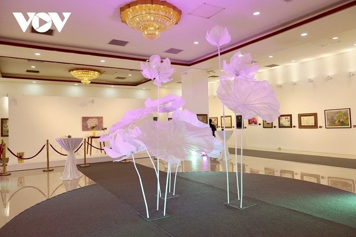 ງານວາງສະແດງສິລະປະເຊີດຊູຄວາມງາມອັນບໍລິສຸດ ຂອງດອກບົວ