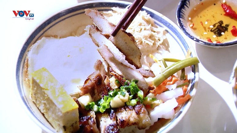 ເຂົ້າ​ປາຍ ແກ້ມ​ໝູ, ໝູ​ສາມ​ຊັ້ນ