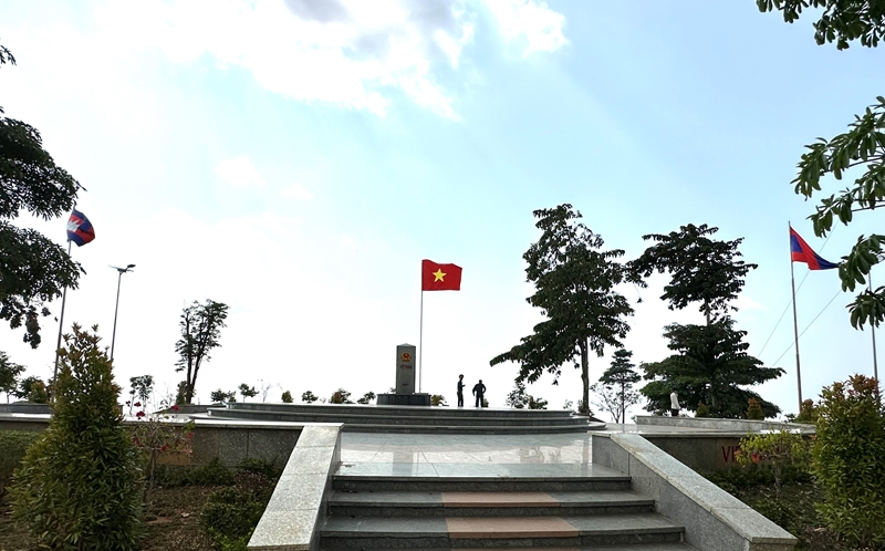 ຫຼັກໝາຍຕັ້ງຢູ່ເຂດ 3 ແຍກຊາຍແດນຂອງ ຫວຽດນາມ, ລາວ, ກຳປູເຈຍ