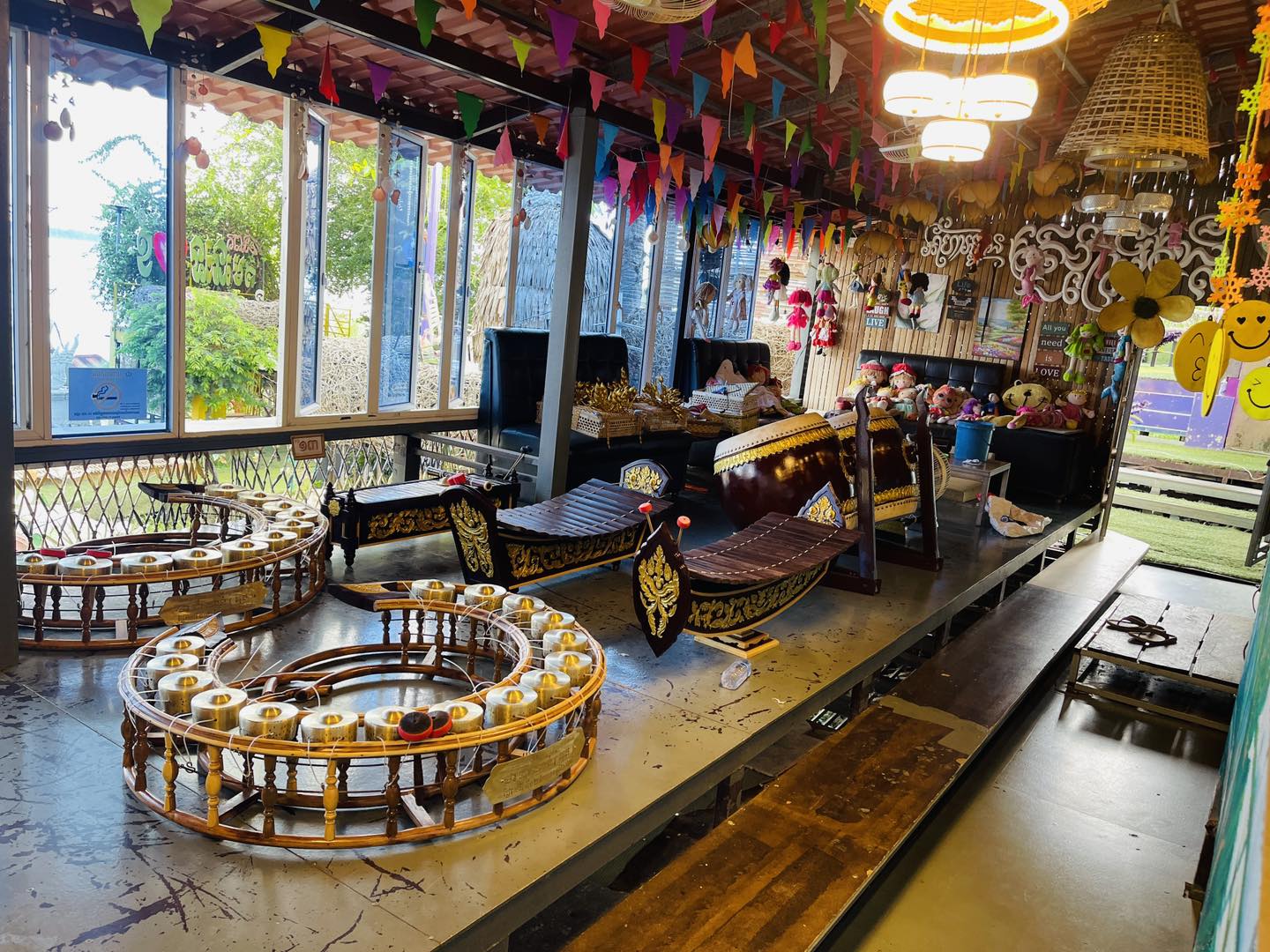 ເຄື່ອງສິລະປະຫັດຖະກຳ ຂະແມ Mach Moy –  4 ລຸ້ນຄົນຜະລິດ ແລະ ອະນຸລັກຮັກສາດົນຕີພື້ນເມືອງ