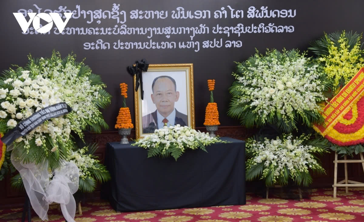 ພິ​ທີໄວ້​ອາ​ໄລທ່ານ ຄຳໄຕ ສີພັນດອນ ທີ່​ສະ​ຖານ​ທູດ ລາວ ປະ​ຈຳ ຮ່າ​ໂນ້ຍ ແລະ ຢູ່​ນະ​ຄອນ​ຫຼວງ ວຽງ​ຈັນ