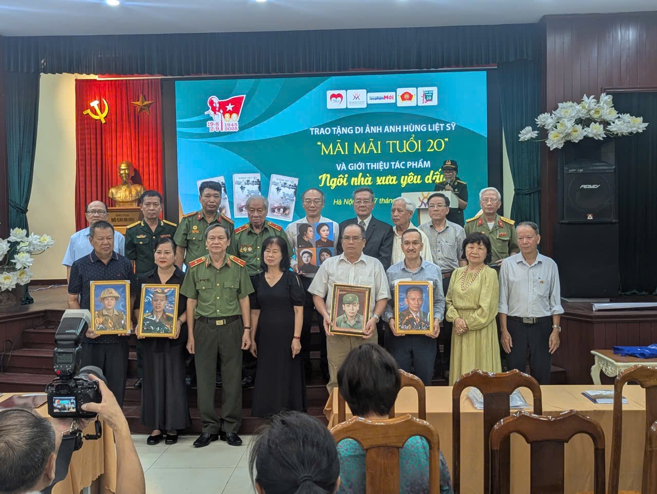 ມອບພາບຖ່າຍວິລະຊົນນັກຮົບເສຍສະຫຼະຊີວິດເພື່ອຊາດ “ອາຍຸ 20 ປີຕະຫຼອດໄປ”