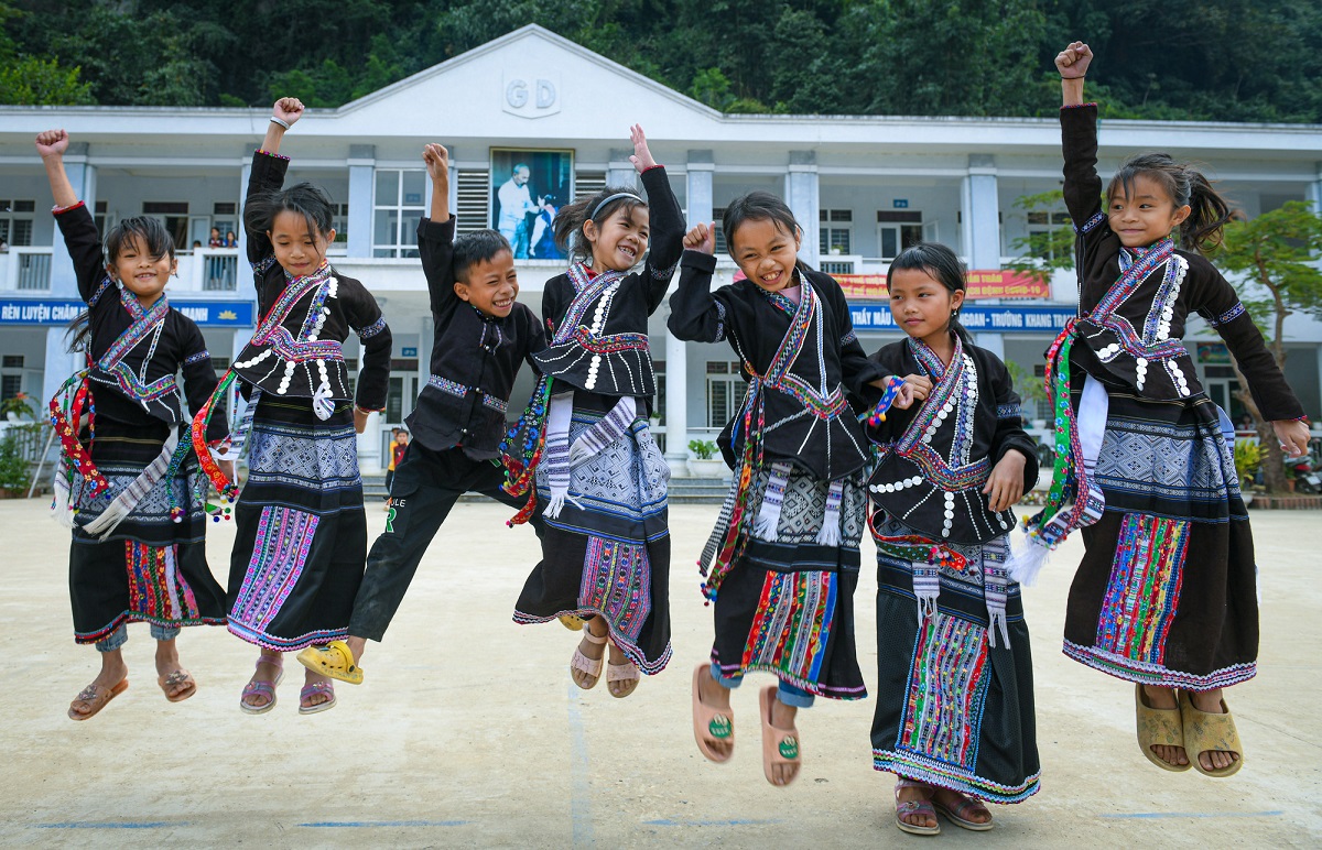 ການ​ລົງ​ທຶນ​ໃຫ້​ເຂດ​ຊາວ​ຊົນ​ເຜົ່າ​ສ່ວນ​ໜ້ອຍ ແລະ ເຂດ​ພູ​ດອຍ:  ສະ​ແດງ​​ໃຫ້​ເຫັນນະ​ໂຍ​ບາຍ​ຊົນ​ເຜົ່າ​ຢ່າງ​ຈະ​ແຈ້ງ